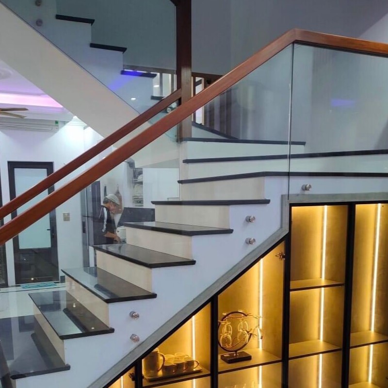 Cầu thang kính tay vịn gỗ – Sang trọng & tinh tế